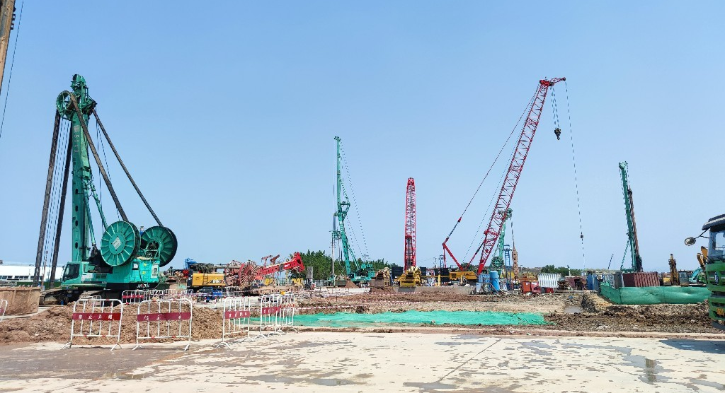 金泰抓钻铣设备马力全开，汇战“羊城花冠”白云机场T3航站楼